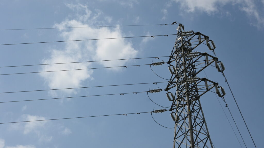 ワイヤーが使われている電線の写真